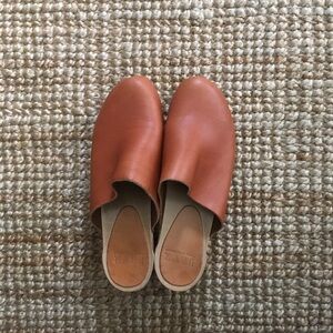 Bryr leather clogs